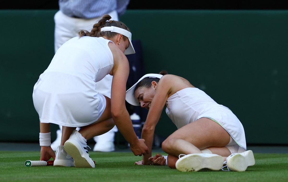 Jelena Ribakina Alize Cornet | Alize Cornet je v solzah in bolečinah obležala, a nato vendarle nadaljevala z dvobojem. | Foto Reuters