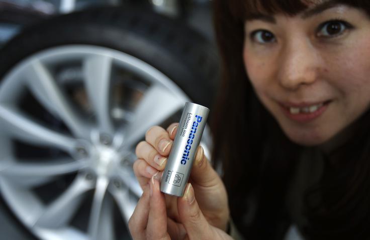 Veliki sklopi takih litij-ionskih baterij shranjujejo energijo za električne avtomobile. V novi tesli 3 bo posamezna baterija dolga sedem centimetrov, debela pa 2,1 centimetra in bo nekoliko večja kot v modelih S in X. | Foto: 