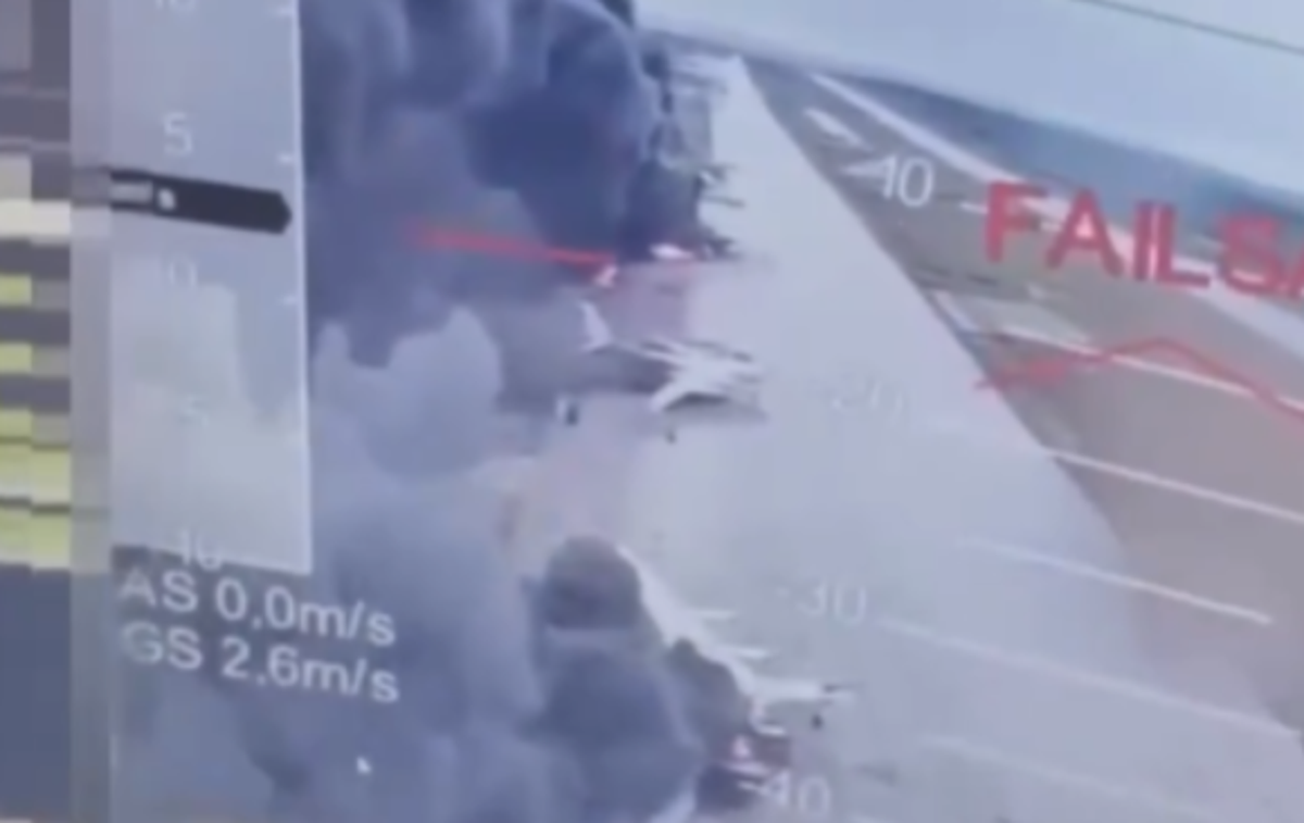 Rusija napad Ukrajina | Po družbenih omrežjih je zaokrožilo ogromno videoposnetkov, ki so jih posnele kamere ukrajinskih dronov, prikazujejo pa poškodovana in uničena letala v ruskih vojaških bazah. | Foto Posnetek zaslona