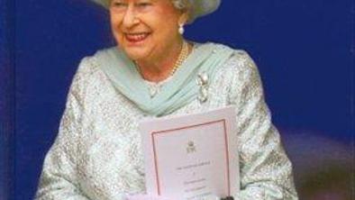 Prva biografija o Elizabeti II v slovenščini o njenem javnem in zasebnem življenju
