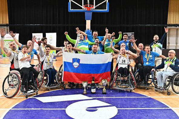 Slovenski košarkarji na vozičkih prvič zmagovalci regionalne lige