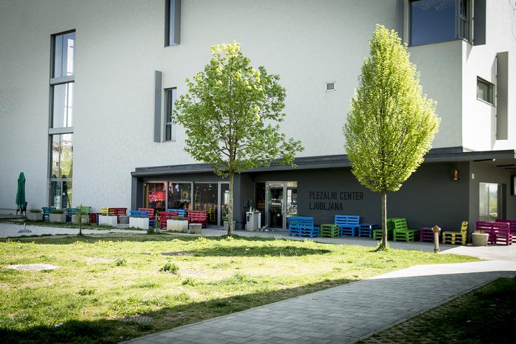 Sameva tudi okolica Plezalnega centra Ljubljana, kjer je običajno zelo živahno. | Foto: Ana Kovač