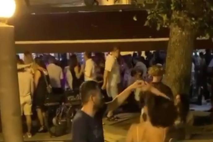Crikvenica | Večerna množica obiskovalcev na terasi enega od lokalov na glavni turistični ulici v Crikvenici. | Foto Instagram / Posnetek zaslona