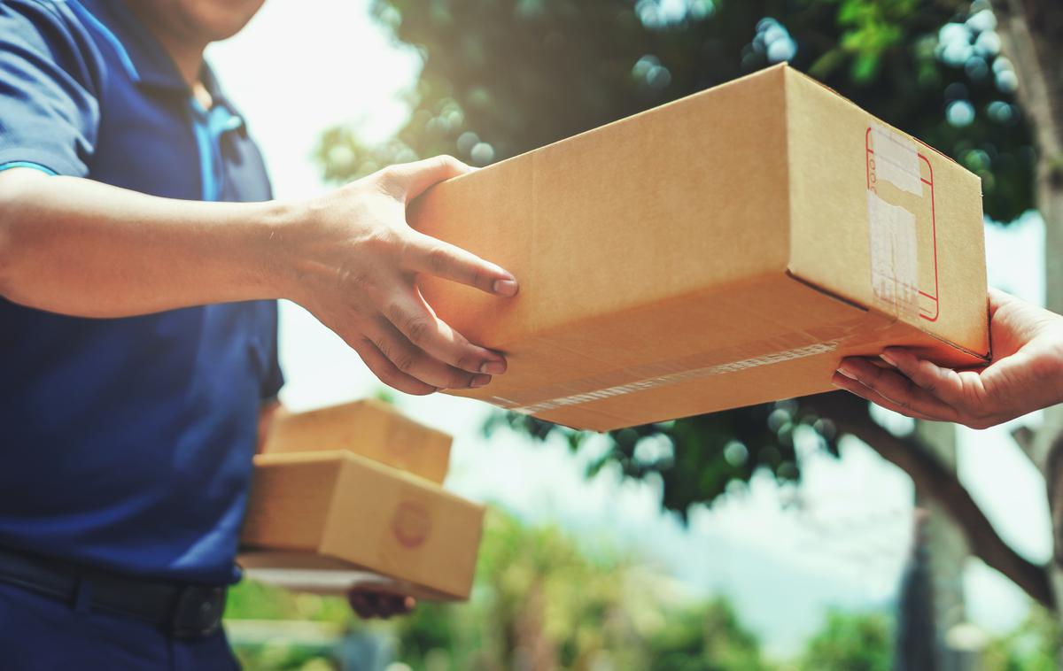dostava, pošta, paket, paketna dostava | Foto Shutterstock