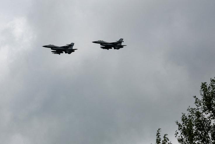Ameriško bojno letalo je strmoglavilo v ponedeljek, medtem ko je sodelovalo pri odbijanju obsežnega ruskega napada. Pilot je umrl. | Foto: Reuters