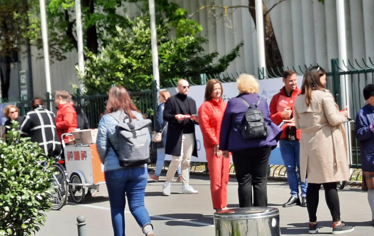 Tanja Fajon pred Gospodarskim razstaviščem, kjer poteka predčasno glasovanje za vseh 14 volilnih okrajev upravne enote Ljubljana. | Dejan Prešiček (levo) in Tanja Fajon pred Gospodarskim razstaviščem v Ljubljani | Foto Twitter