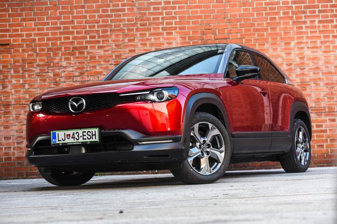Mazda MX-30 | Mazda MX-30 v Sloveniji stane 34.490 evrov naprej, z boljšo opremo pa znašajo cene od 36 do 38 tisoč evrov. Temu je treba odšteti še 6.000 evrov subvencije Eko sklada. | Foto Gašper Pirman