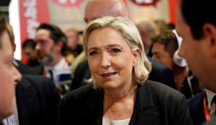 Varnostniki s srečanja z Le Penovo odstranili novinarja #video
