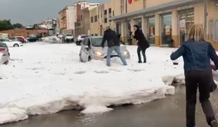 Močna nevihta prizadela Valencio: ulice zasute s plastmi toče #video
