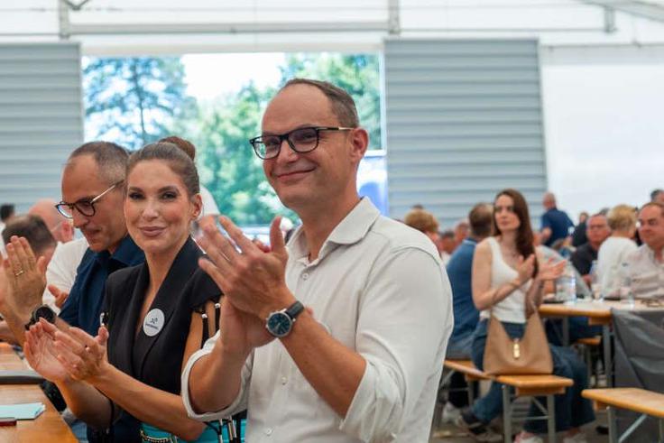 Golobovi vladi je Logar očital, da kljub najmočnejši večini v DZ v zgodovini Slovenije ni uspela uresničiti napovedanih reform, nato pa v tretjem letu mandata pohitela z nesistemskimi polreformami, "ki mečejo le dodatna sredstva v sistem". | Foto: STA