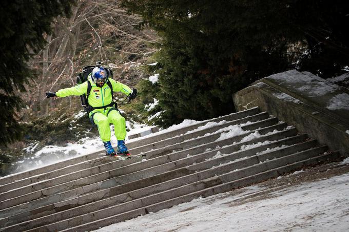 ... in uspešno preskakoval stopnice. Vse samo zato, da bi ujel mamimo pečenko, je zapisano v scenariju adrenalinske pustolovščine. | Foto: Samo Vidic/Red Bull