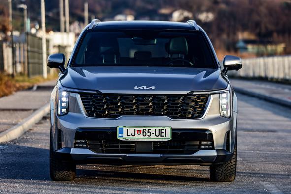 Eno najbolj udobnih in prostornih vozil SUV, ki ma tudi zanimive dodatke #video