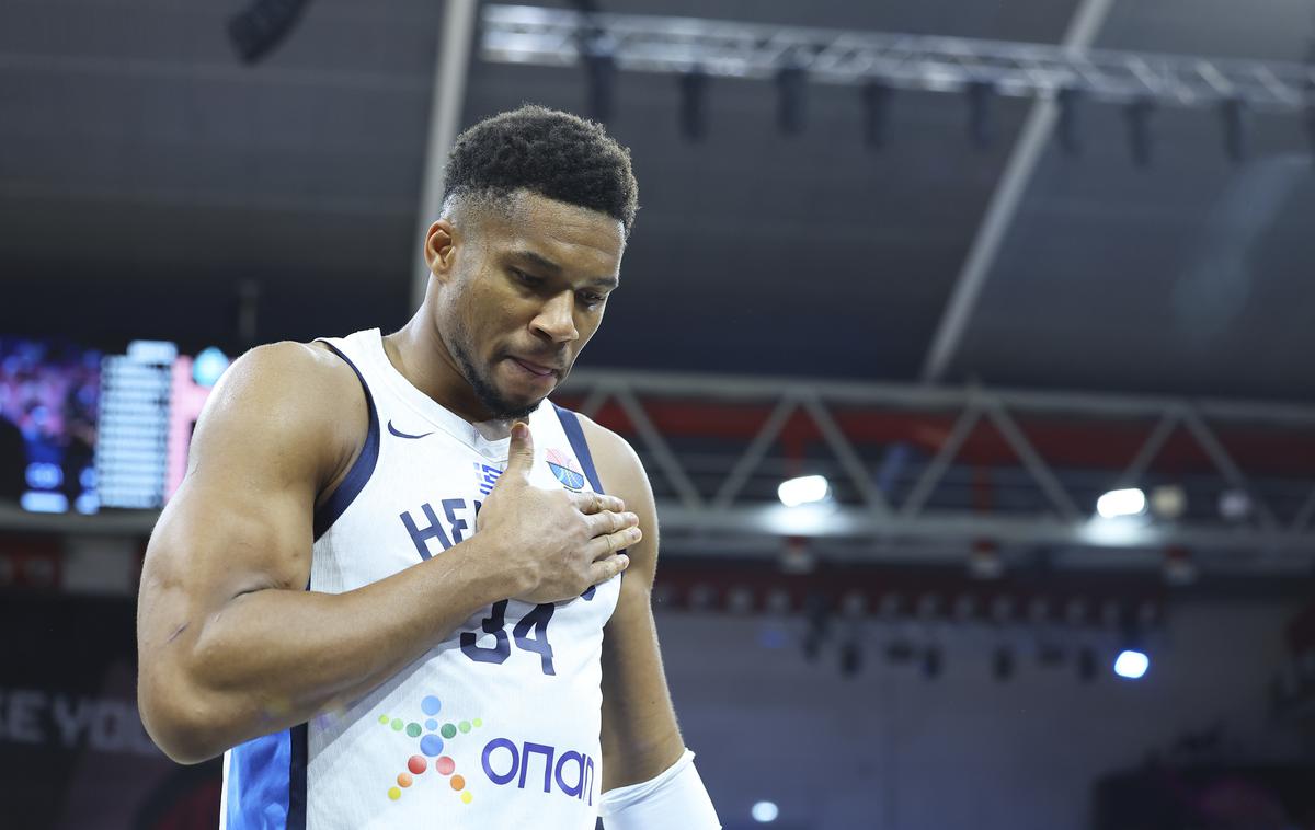 Giannis Antetokounmpo grška reprezentanca | Giannis Antetokounmpo v dresu grške reprezentance med EuroBasketom 2025. Počutje v kolenu ga je prisililo k prisilnemu počitku. | Foto Guliverimage