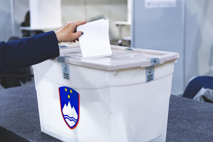 Volitve | Kot izhaja iz pritožbe Demokratov Anžeta Logarja, naj bi se v nedeljo na določenih voliščih v 4. in 7. volilni enoti zgodilo več kršitev. | Foto Ana Kovač