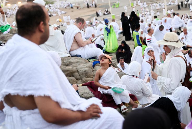 V soboto so se romarji zbrali na vrhu gore Arafat, danes pa so v okviru petdnevnega romanja opravili tradicionalno kamenjanje hudiča v Mini.  | Foto: Reuters