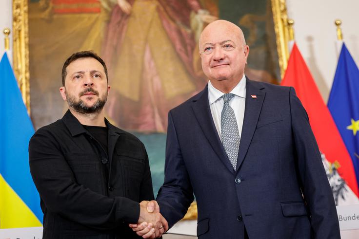 Ukrajinski predsednik Volodimir Zelenski in avstrijski kancler Christian Stocker. | Foto: Reuters
