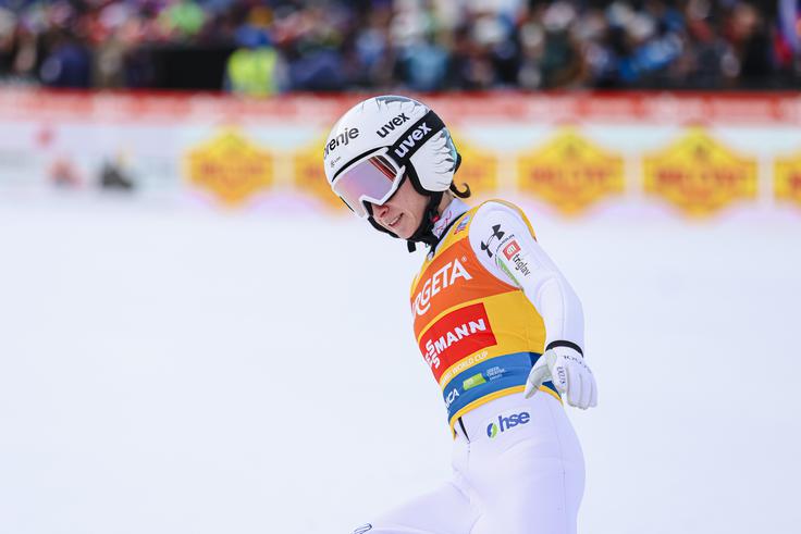 Nika Prevc je postavila novo najdaljšo daljavo. Ta zdaj znaša 242,5 metra. | Foto: Reuters