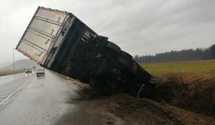 Nesreča v Kranju: tovornjak prevrnilo ob trku z avtomobilom