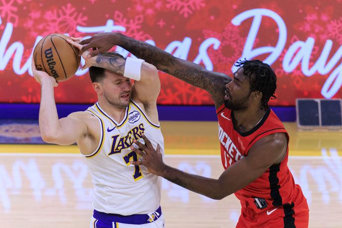 Luka Dončić | Luka Dončić se je vrnil na parket, a nima pretiranega razloga za veselje. Njegovi Los Angeles Lakersi so pred domačimi navijači visoko izgubili proti gostom iz Houstona (96:119). | Foto Reuters