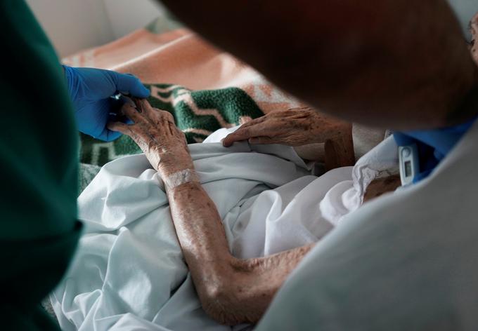 "V času pandemije je postalo jasno, da številni oskrbovanci DSO s kroničnimi in neozdravljivimi boleznimi nimajo natančneje opredeljenega zdravstvenega stanja, stopnje krhkosti in prognoze." | Foto: Reuters