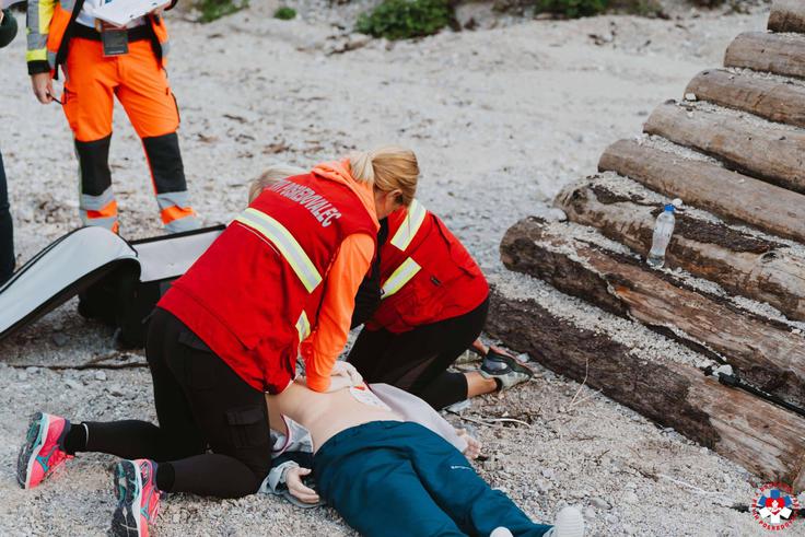 Če oseba ne kaže znakov življenja, začnemo oživljanje: 30 stisov in nato dva vpiha. Izjema so osebe, zasute s snegom: njim je treba v primeru srčnega zastoja najprej dati pet vpihov, nato nadaljujemo s 30 stisi in dvema vpihoma. | Foto: Društvo prvih posredovalcev
