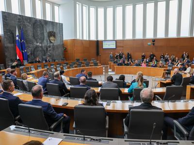 Poslanci za dve uri prekinili ustanovno sejo #video #foto