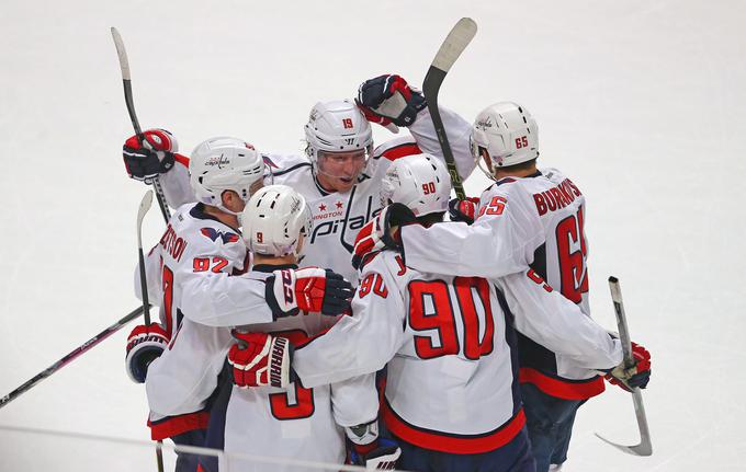 Hokejisti Washington Capitals so končali zmagoviti niz Chicaga. | Foto: Reuters