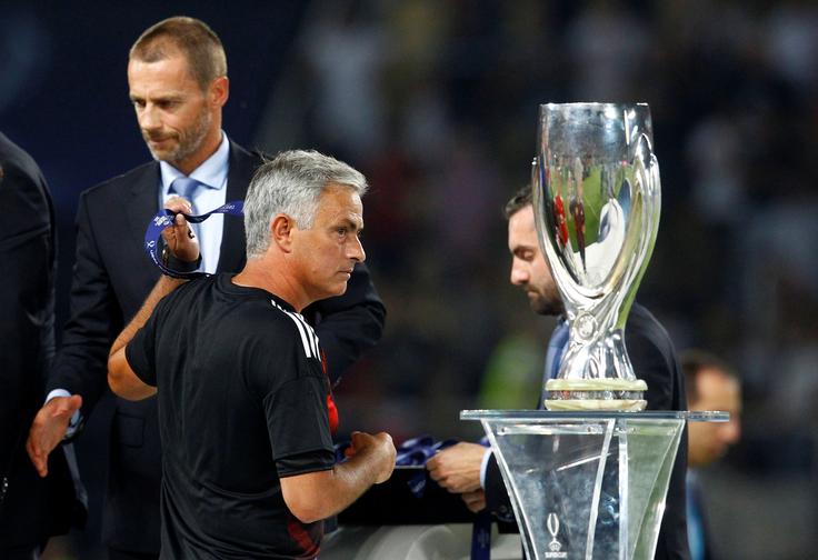 Jose Mourinho po podelitvi medalj, ki mu jo je izročil predsednik Uefe Aleksander Čeferin. | Foto: Reuters