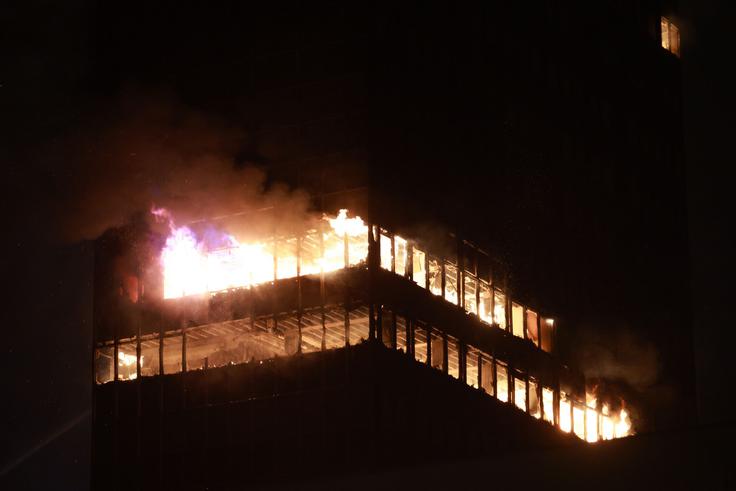 Razpisna dokumentacija za odstranitev ostankov nebotičnika Vjesnik, ki je bil 17. novembra močno poškodovan v požaru, je bila objavljena na Elektronskem razpisu javnega naročanja Republike Hrvaške.  | Foto: Hina/STA