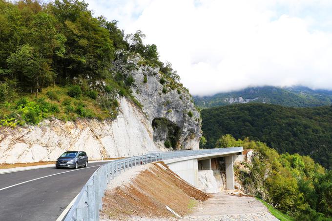 Slika predstavlja zadnjo referenco podjetja TKK iz prodajnega segmenta dodatkov za betone in malte – novi viadukt na cestnem odseku med Kobaridom in Bovcem. Foto: TKK | Foto: 