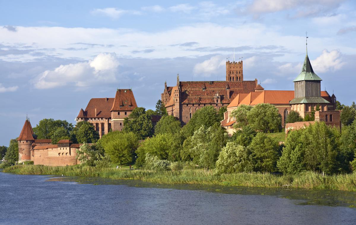 Grad Malbork | V začetku 14. stoletja je središče Nemškega viteškega reda postal grad Marienburg (poljsko Malbork), ki leži južno od mesta Gdansk. Grad, ki je bil med drugo svetovno vojno zelo poškodovan, je menda glede na površino največji na svetu. Od leta 1454 je bilo središče tevtonskih vitezov v mestu Königsberg (današnji Kaliningrad).  | Foto Getty Images