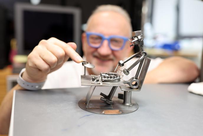 Dolgo časa brez zob? Strokovnjaki opozarjajo, kaj se takrat dogaja s čeljustno kostjo.