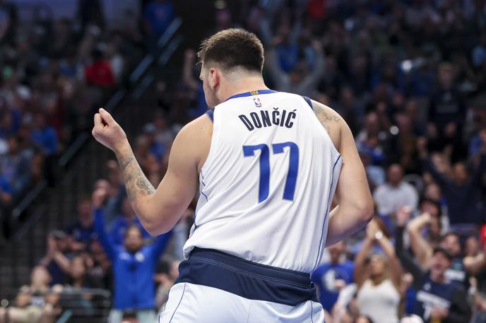 Luka Dončić | Luka Dončić je spet blestel in se zapisal v zgodovino kot tretji košarkar, ki je na prvih sedmih tekmah sezone vselej presegel mejo 30 točk. | Foto Reuters