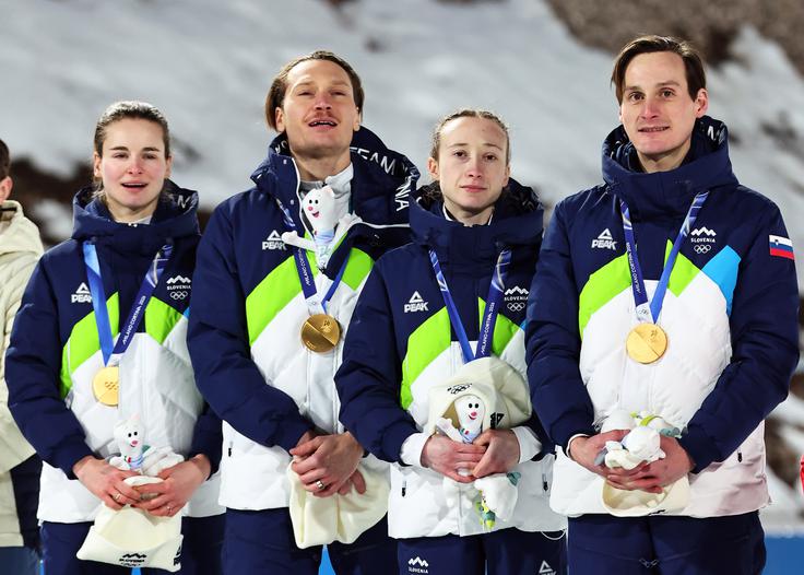 Nika se je na srednji skakalnici skupaj z Niko Prevc, Anžetom Laniškom in Domnom Prevcem veselila zlatega odličja na tekmi mešanih ekip. | Foto: Guliverimage