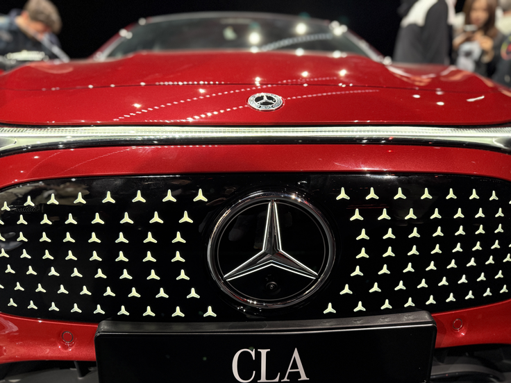 CLA je prvi mercedes z osvetljeno zvezdo, prav tako je digitalen tudi sprednji del - ta nadomešča klasično masko motorja. | Foto: Gregor Pavšič