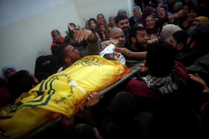 V Gazi danes pokopavajo žrtve petkovega nasilja. | Foto: Reuters