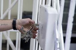 Slovenski zapori prezasedeni, povečal se je delež zaprtih tujcev
