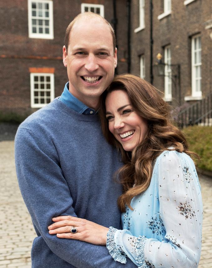 Kate je k prstanu princese Diane oblekla ujemajočo se obleko s cvetličnim vzorcem. | Foto: Reuters