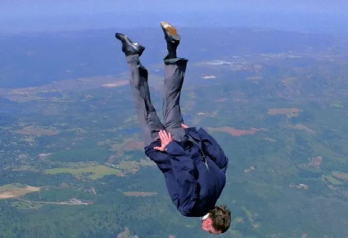 James Bond v uvodnem prizoru skoči iz letala kar brez padala. | Foto: 