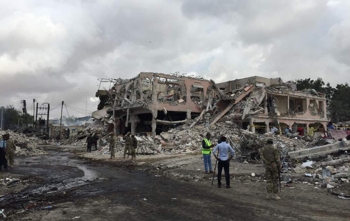 safari hotel | Mogadiš je pogosto prizorišče bombnih napadov, večinoma pa so zanje odgovorni pripadniki milice Al Šabab. Skupino so leta 2011 pregnali iz mesta, vendar še vedno nadzoruje številne podeželske predele države, napadov pa ne izvaja le v Somaliji, ampak tudi v drugih afriških državah. | Foto Twitter