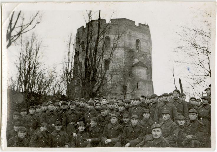 Sovjetska zveza je že leta 1926 podpisala pakt o nenapadanju z Litvo. Državi sta imeli namreč skupnega sovražnika – Poljsko. Litva je imela ozemeljski spor s Poljsko, ker si je ta z vojaško silo prisvojila območje Vilniusa, ki je imel poljsko etnično večino, a so ga Litovci hoteli zase iz zgodovinskih razlogov, ker je bilo mesto prestolnica Velike kneževine Litve. Leta 1938 je Poljska celo zagrozila Litvi z vojno in zasedbo, če ne bo priznali poljske suverenosti nad Vilniusom (polj. Vilna). Potem ko so Sovjeti septembra 1939 zasedli vzhod Poljske, so Vilnius izročili Litvi (na fotografiji: litovski vojaki pod gradom nekdanjega velike litovskega kneza Gedeminasa). V zameno so morali Litovci v državo spustiti sovjetske vojake. Ti so junija 1940 okupirali Litvo, podobno kot Latvijo in Estonijo. | Foto: Wikimedia Commons