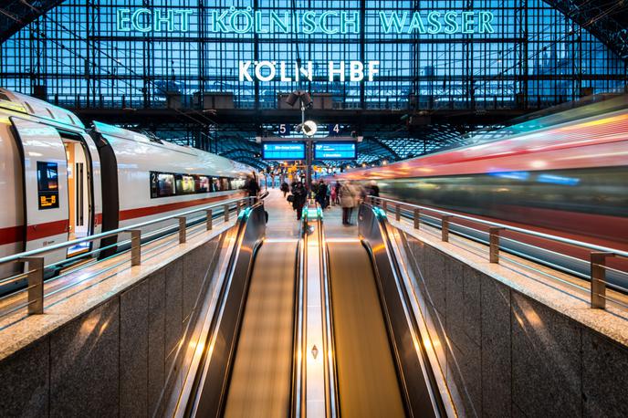 Vlak, železniška postaja | Izbrani kandidat bo moral sam načrtovati enomesečno pot in vožnje, svoje izkušnje in doživetja pa objavljati na blogu delodajalca. | Foto Shutterstock
