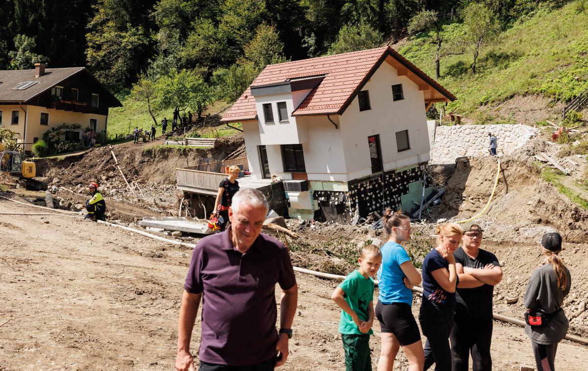 Poplave, Struge | Vas Struge v bližini Luč in prevrnjena hiša, eden najbolj prepoznavnih prizorov, ki so posledica lanskih katastrofalnih poplav. | Foto STA