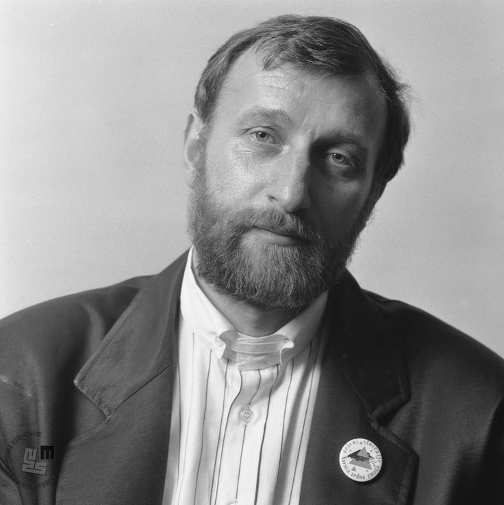 Član predsedstva Slovenije in predsednik Zelenih Slovenije Dušan Plut je bil eden glavnih pobudnikov Deklaracije za mir, ki jo je skupaj s še nekaterimi drugimi sopodpisniki javnosti predstavil  7. februarja 1991. Deklaracija je sicer na papirju zahtevala tudi začetek pogajanj s federacijo o odhodu JLA iz Slovenije, a seveda Slovenija brez svoje vojske, ki so ji podpisniki deklaracije nasprotovali, ni imela nobene moči, da bi to dosegla.  | Foto: Tone Stojko