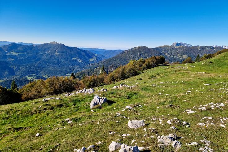 Na poti gledamo tudi proti Poreznu in vrhovom nad Soriško planino. | Foto: Matej Podgoršek