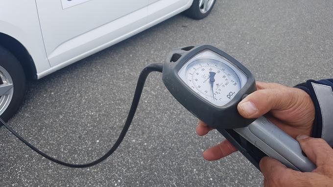 Med vožnjo ne pozabite na preverjanje tlaka v gumah, ki lahko vpliva na zavorno pot, porabo goriva in seveda tudi vozne lastnosti. | Foto: Gregor Pavšič