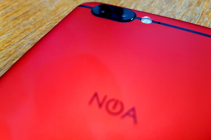 Matadorsko rdeča je ena od dveh barv pametnega telefona Noa Element H10le, pri obeh pa je sprednja stran črna. | Foto: Srdjan Cvjetović