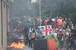 Napetost v Angliji narašča: protestniki prihajajo na trg. Zaskrbljen tudi kralj Charles.