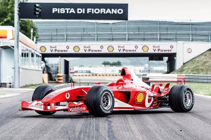 Ferrari Schumacher | Po včerajšnji odmevni dražbi sledi v Londonu bo naslednja že v sredo − naprodaj bo povsem obnovljeni Ferrarijev dirkalnik formule ena iz leta 2003, s katerim je takrat petkrat zmagal Michael Schumacher in tudi postal svetovni prvak.  | Foto RM Sotheby's