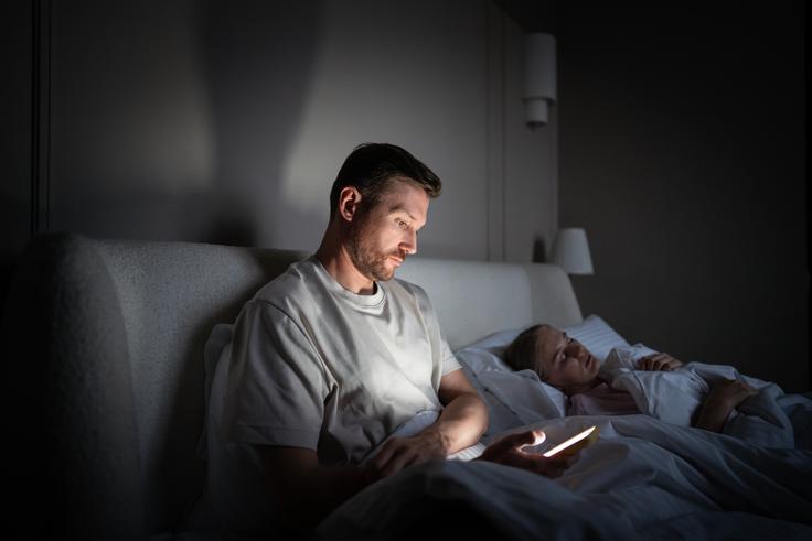 Vsaj eno uro pred spanjem poskusite odložiti vse naprave. | Foto: Shutterstock